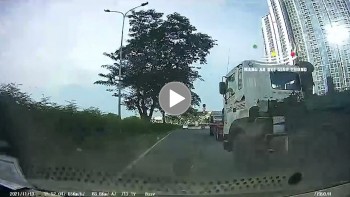 xe dau keo chuyen lan bat ngo va cham voi o to