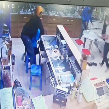 Toàn cảnh vụ cướp kề dao vào cổ nữ nhân viên thu ngân