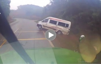 lan lan vuot au xe limousine lat nghieng sau va cham voi xe container