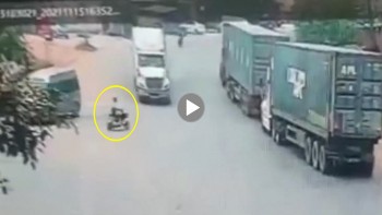 khoanh khac nu hoc sinh sang duong bi xe container dam trung