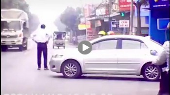 xe 3 banh vuot den do suyt lat xe vi bi o to tong trung