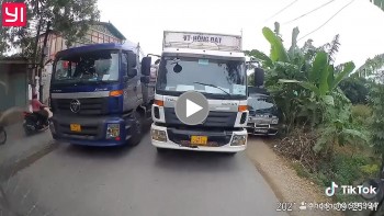 tai xe ep xe tai di nguoc chieu phai lui hang tram met ve dung lan duong cua minh