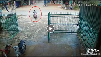 co gai khoc thuong chu cho mac ke nguoi bi nan