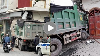 tranh xe may sang duong tai xe o to tai danh lai lao thang vao nha dan