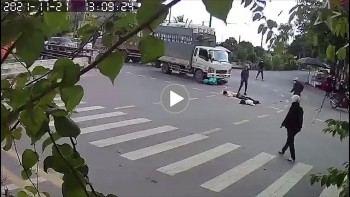 va cham kinh hoang giua xe may va xe tai tai nga tu khien 2 nguoi thuong nang