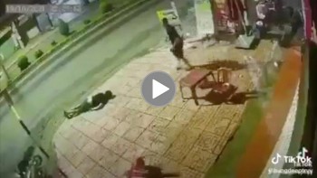 nam thanh nien di xe may dam trung nguoi con hanh xu con do