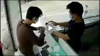 nam thanh nien gia lam khach mua hang de trom dien thoai