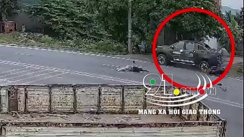 thanh nien guc nga tren duong sau cu dam manh vao xe ban tai dang dung do