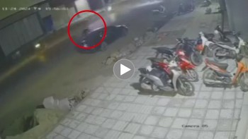 nam thanh nien di xe dap nguy kich sau pha va cham voi o to lan lan