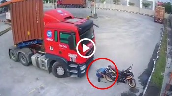 dang ngoi sua xe may nguoi dan ong suyt bi container tong trung