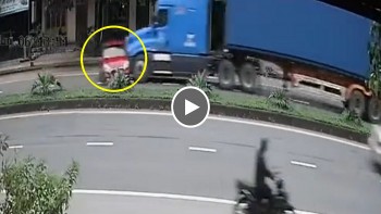 o to 5 cho bi xe container dam xoay ngang keo le ca doan duong
