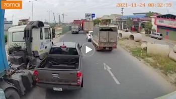 xe ban tai ca khia container va cai ket