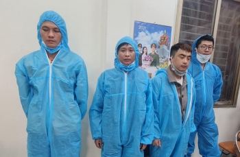 bat qua tang 4 doi tuong nuoc ngoai nhap canh trai phep