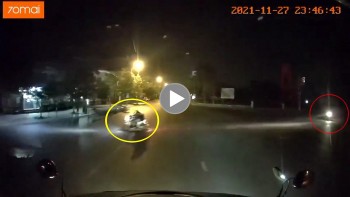 xe may ruot duoi nhau roi tong thang than xe container