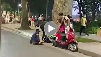 nam thanh nien bi 2 nguoi deo bang bao ve danh hoi dong