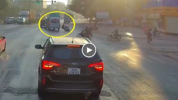 vuot co den vang tai xe tong vao xe may