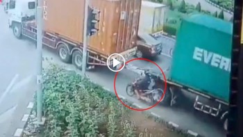 loang choang tay lai nguoi phu nu va cham voi container