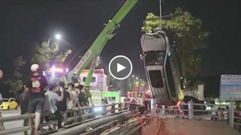 tai xe thoat khoi o to dang chim tu cua so troi