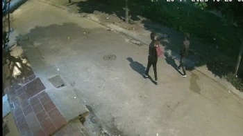 bat khan cap doi tuong bop co sat hai ban gai trong nha nghi