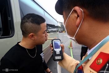 csgt dung ong thoi bang tre kiem tra nong do con tai xe