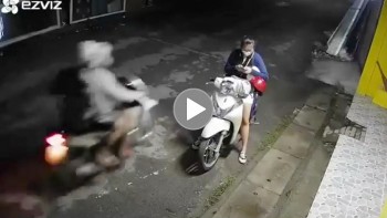 co gai la het khi gap hai ten cuop dien thoai luc troi toi