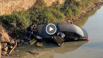 nham chan ga o to dam vao nguoi di xe may roi lao thang xuong kenh