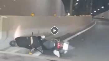 thanh nien di xe may loang choang dam vao dai phan cach nga trong ham