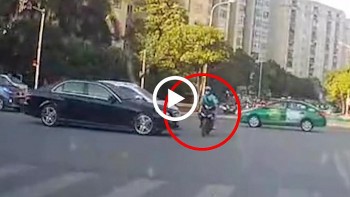 thanh nien lai xe cong nghe vuot den do bi o to huc bay