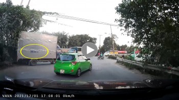 xe tai dang len doc bat ngo tut lui khien nhieu nguoi hoang so