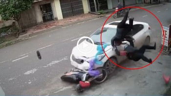 o to lan lan tong vang 2 nguoi di xe may len khong trung