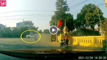 bi ban tai dam manh tai nga ba xe tai lat nghieng giua duong