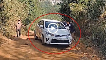 quen keo phanh tay tai xe voi duoi theo chiec xe dang troi tu do