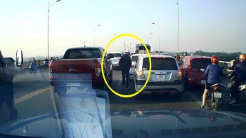 bi can khong cho vuot tai xe ban tai buc tuc trut gian len xe doi phuong