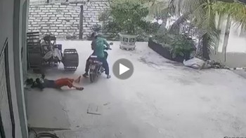 vuong vao day chan nguoi phu nu ngoi sau xe may bi nga dau dieng