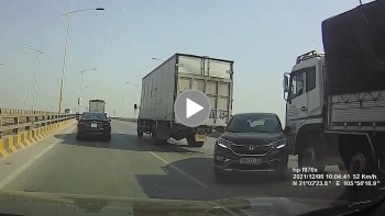 xe tai dam o to crv xoay ngang duong 180 do nhu trong phim