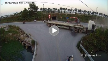 khoanh khac nhieu khoi be tong roi tu xe ro mooc de trung nguoi di duong