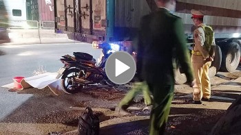 xe may bat ngo dam vao duoi container dang do ben duong