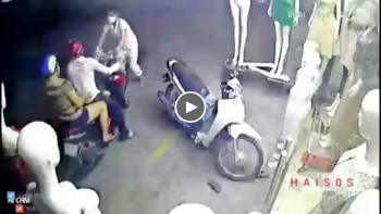 trom dien thoai bi phat hien doi vo chong thao chay lam roi con nho xuong duong