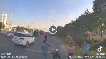 nguoi di xe may sang duong au suyt nhan bai hoc dau don tu tai xe o to