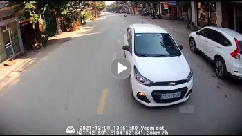 va cham kinh hoang o to 5 cho lan lan dam thang vao xe khach