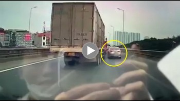 chuyen lan khong chu y xe tai dam o to con xoay ngang duong