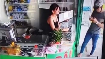 ten cuop den dui bi nu chu nha bat song chi vi chiec xe may phan chu