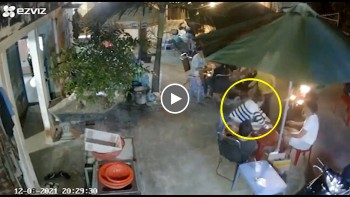 hai nam thanh nien cam ghe nhua hanh hung nguoi phu nu dang ngoi voi tre nho