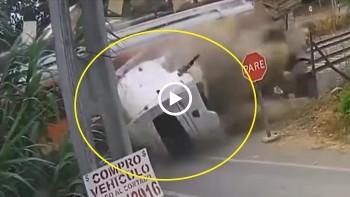 co vuot qua duong ray xe tai bi tau hoa tong rung dau