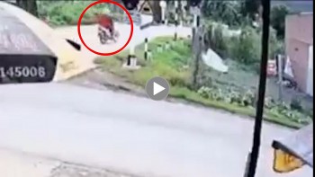 khong chu y tau hoa nguoi phu nu di bo gap nan