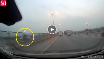 hai ban nu di xe ma y nguo c chie u phong ba t ma ng tren ca u thanh tri