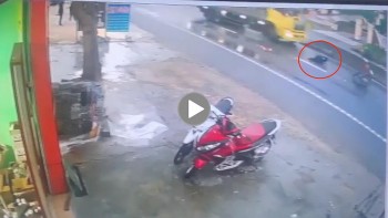 khoanh khac nguoi dan ong truot nga tren duong bi xe tai can trung