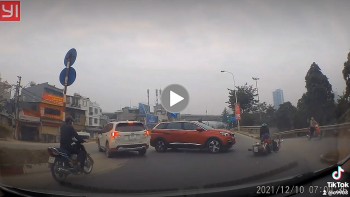 xe may di nhanh khuat tam nhin dam dung o to dang quay dau