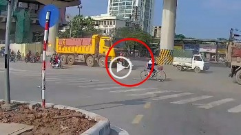 khoanh khac xe ben tong xe may tu phia sau 2 nguoi thuong vong