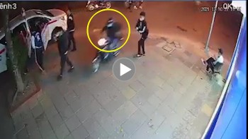 di bo dung dien thoai nam thanh nien bi giat trong nhay mat